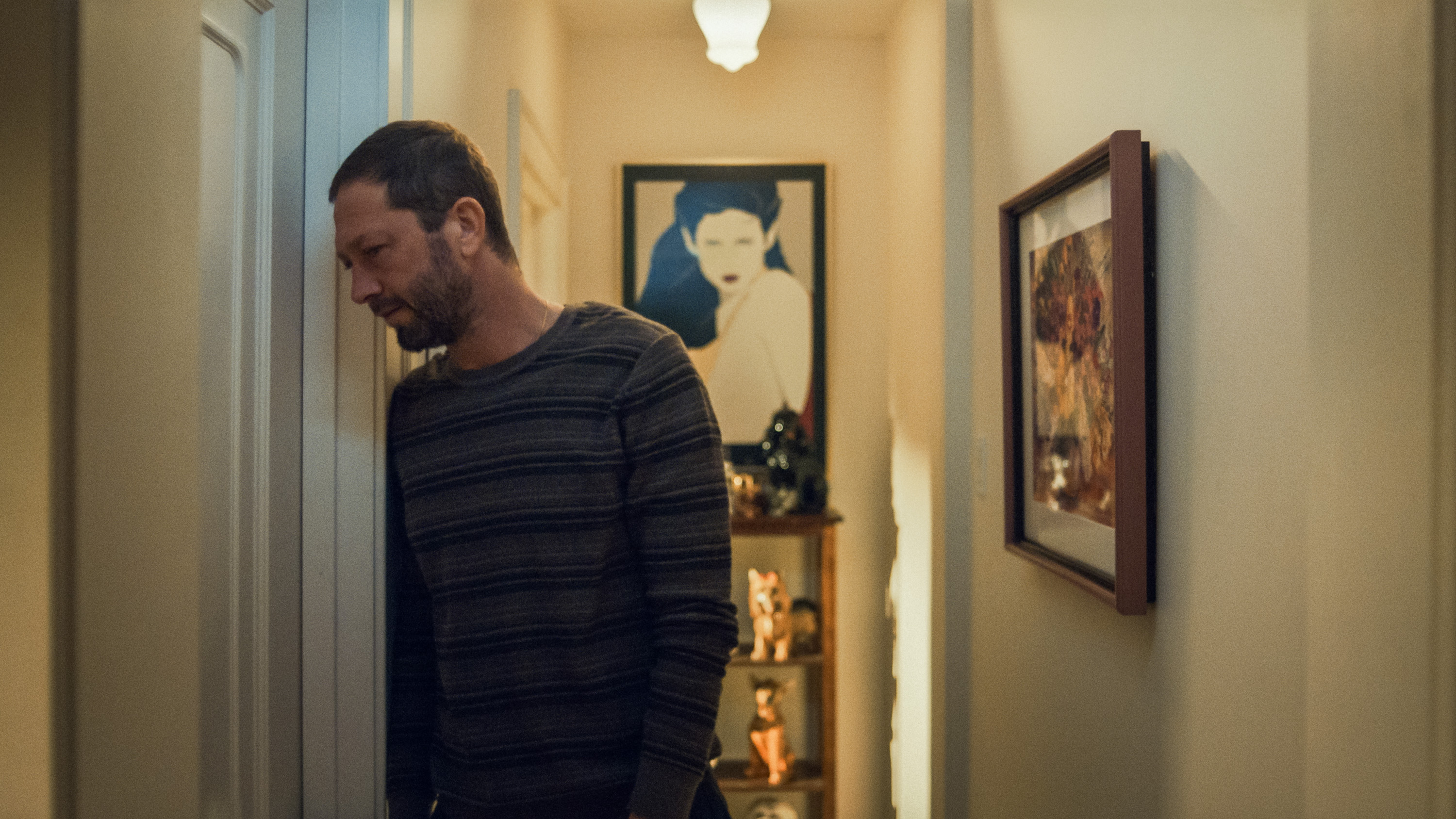 Richie leans on his daughter's bedroom door in The Bear season 3