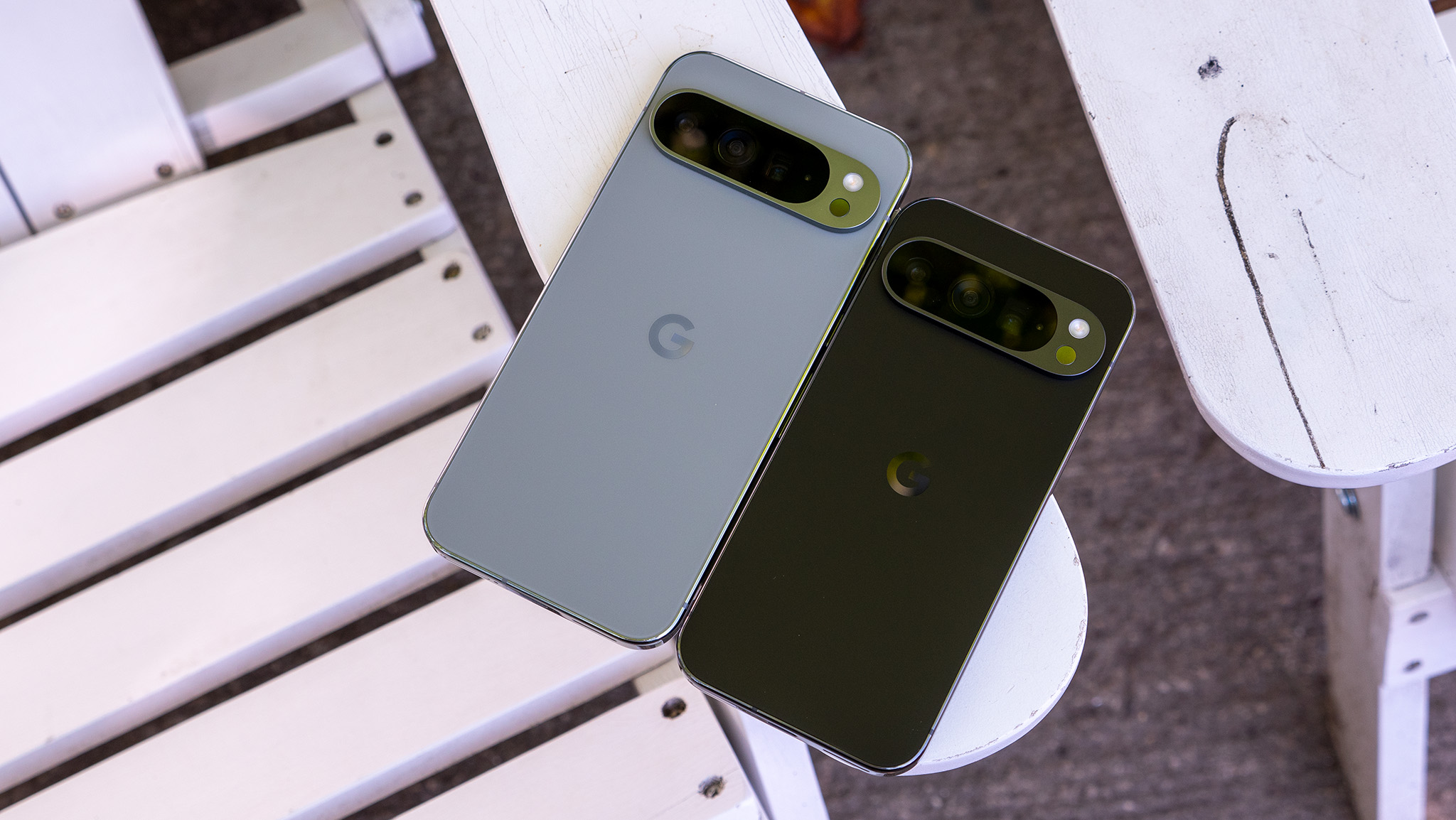 Comparing the backs and sizes of the Obsidian Google Pixel 9 Pro with the Hazel Google Pixel 9 Pro XL