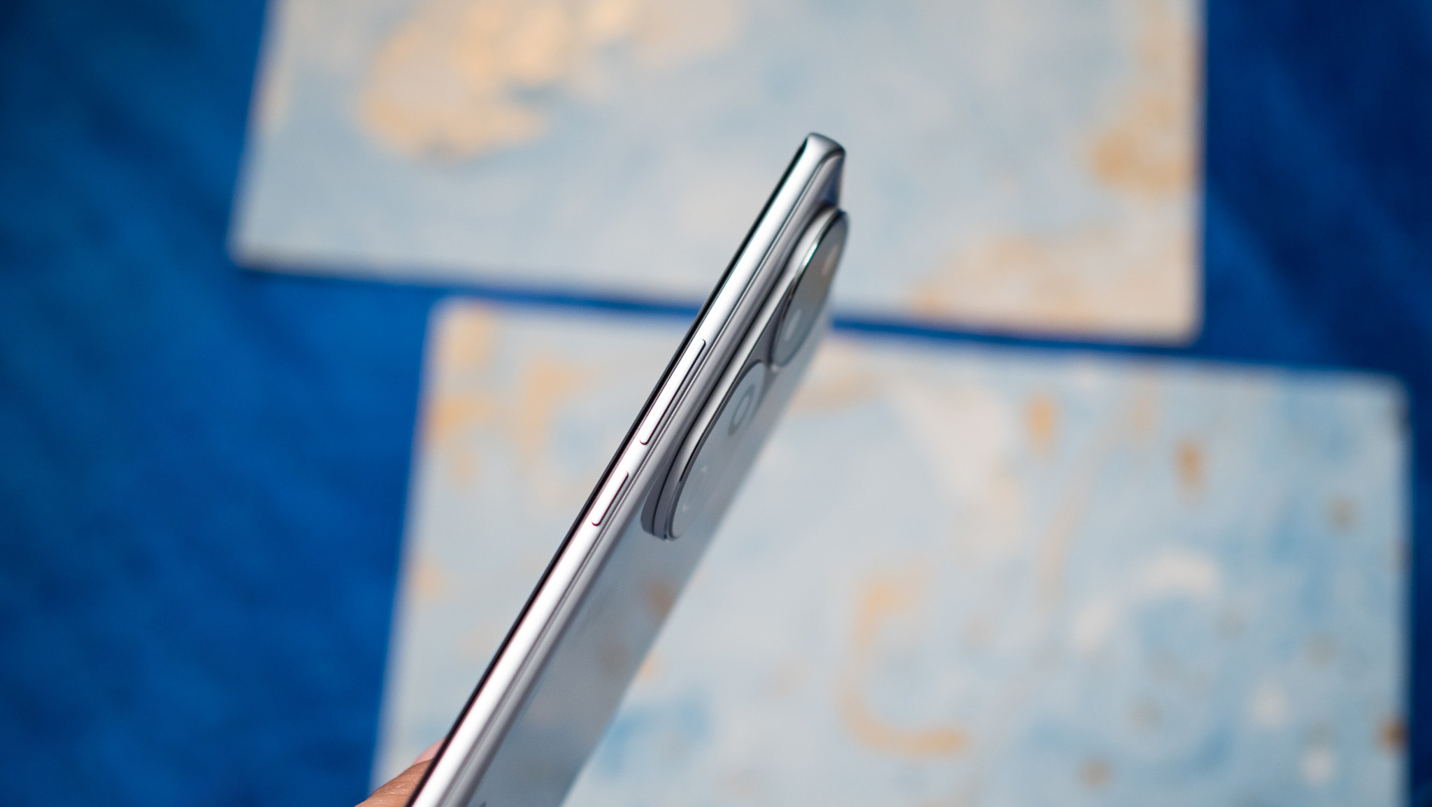 Vivo V40 Pro side view