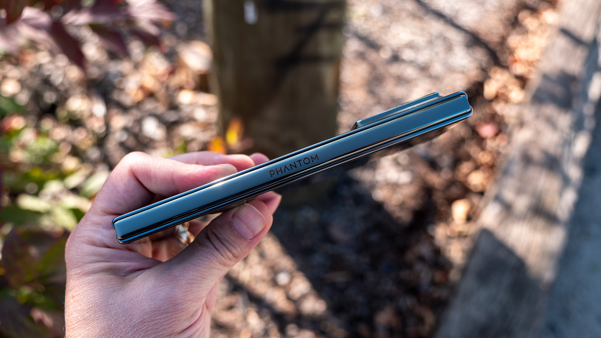 The thin hinge of the TECNO Phantom V Fold 2