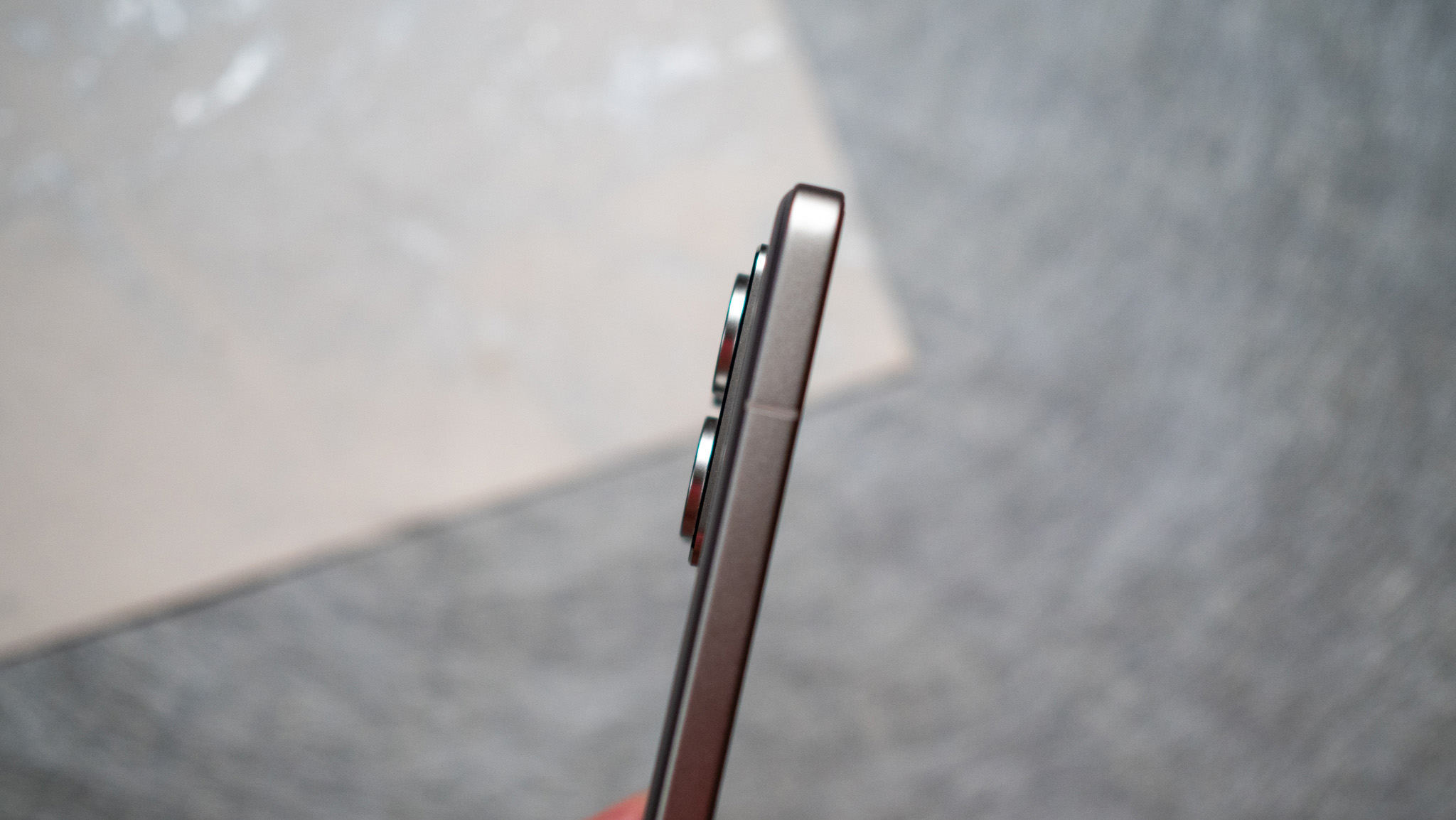 Xiaomi 14T Pro side view with antenna bands