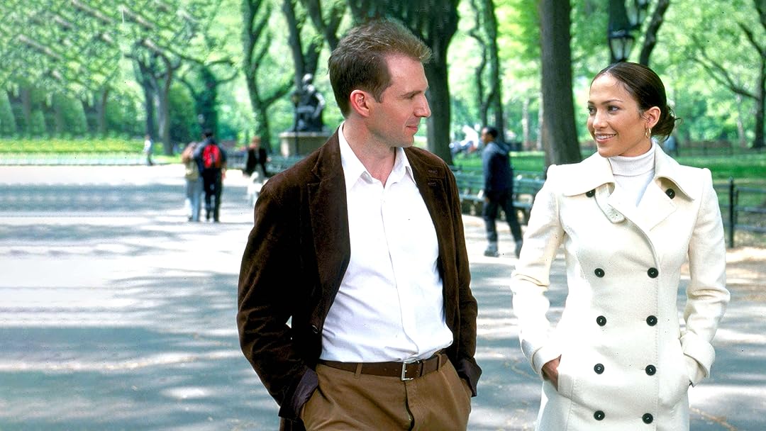 Ralph Fiennes and Jennifer Lopez walking through Central Park in Maid in Manhattan