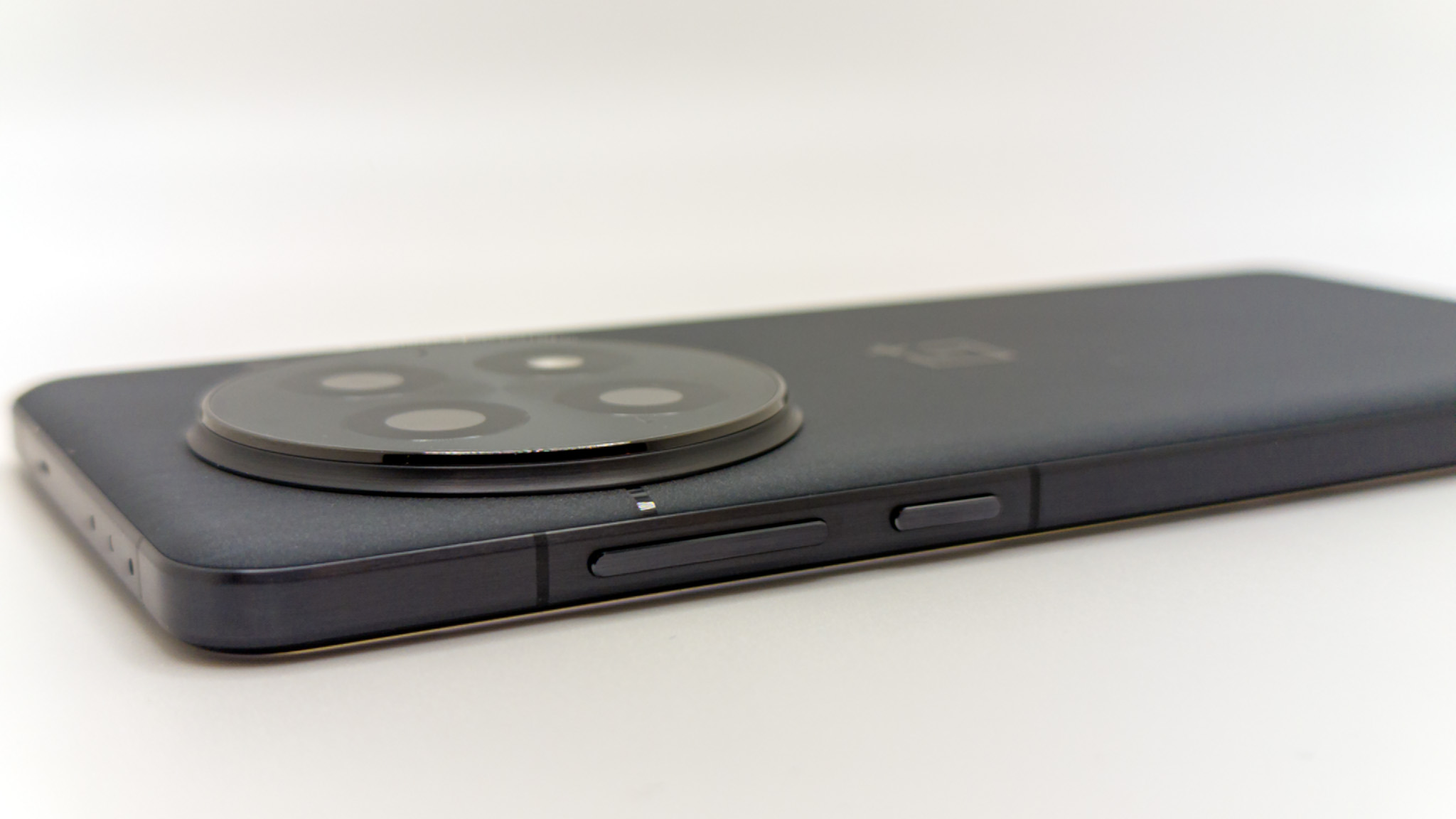 A close look at the design of the OnePlus 13