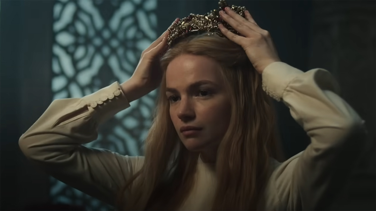 Elayne placing a crown on her own head in The Wheel of Time season 3